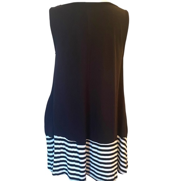 Chic Black Tunic with Elegant Striped Hem - Picture 2 of 4